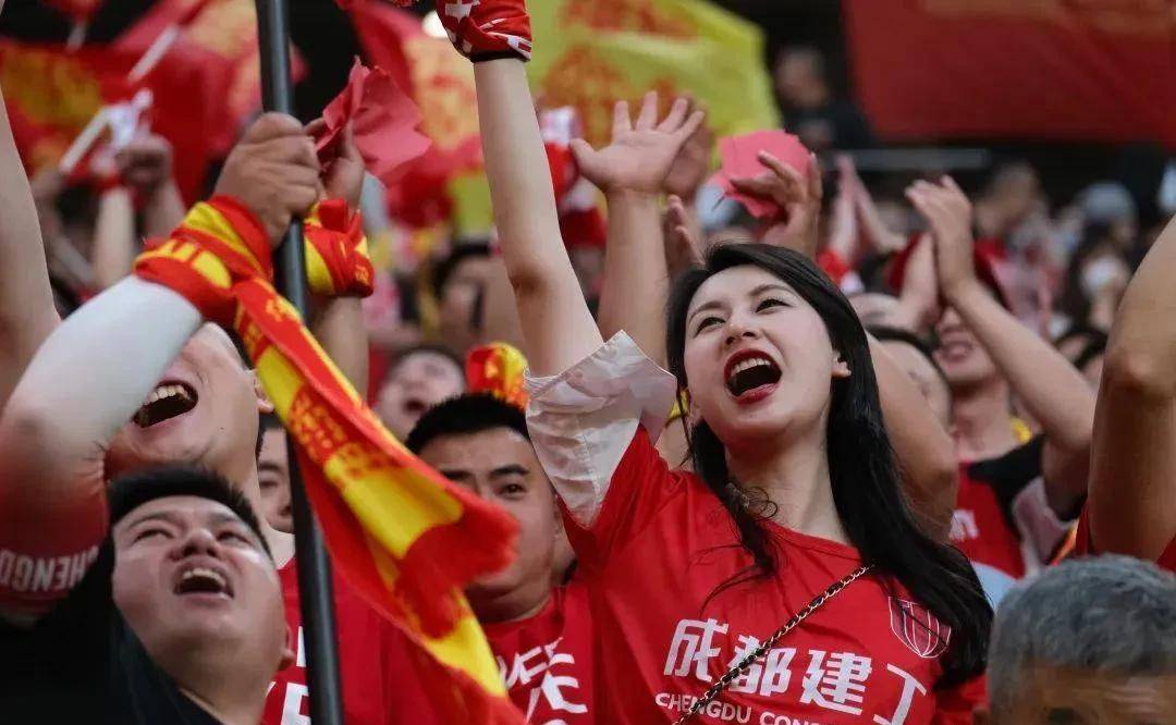 包含恩菲尔德连续不败，争冠形势一片大好的词条