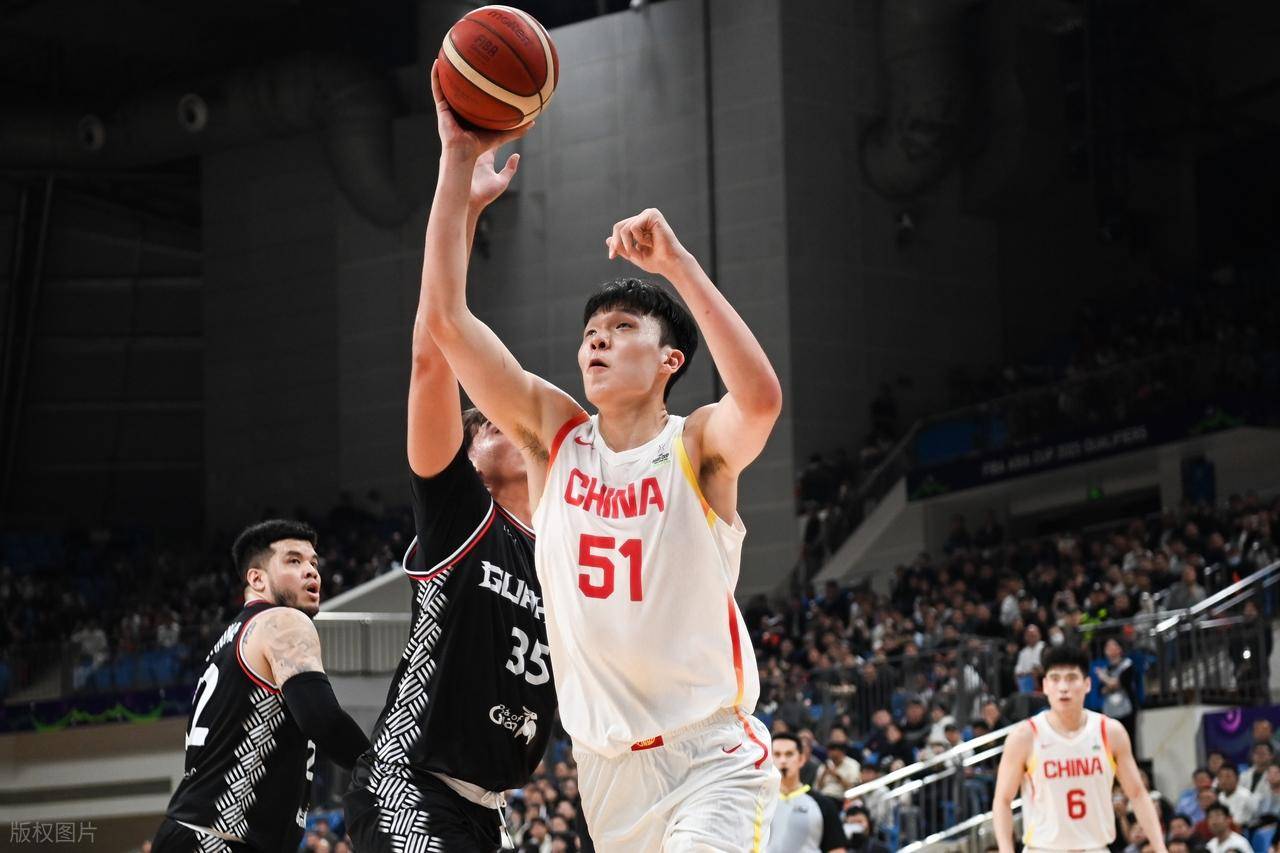 杨瀚森高位策应传球失误被换下，双手掩面略显沮丧的简单介绍